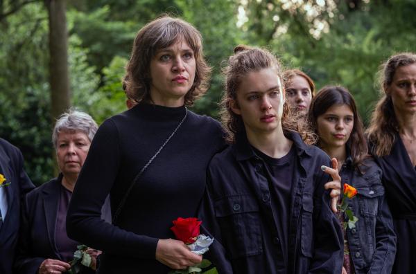 Bild 1 von 4: Die Familie des Opfers: Monika (Franziska Hartmann) Arm in Arm mit ihrem Sohn Jakob (Manuel Santos) auf Benjamin Gothes Beerdigung