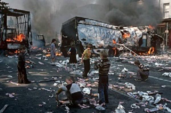 Bild 1 von 2: Am Morgen nach nächtlichen Unruhen in Belfast während des Nordirlandkonflikts, 1976