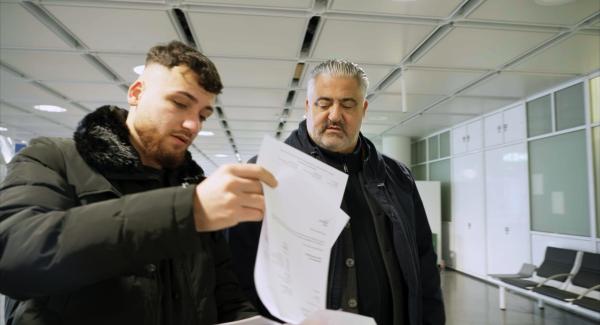 Bild 1 von 2: Wirt Oliver Wendel begleitet seinen Kellner Ashti Abdi im Dezember 2023 zum Flughafen. Ashti muss ausreisen, weil sein Asylantrag abgelehnt wurde.