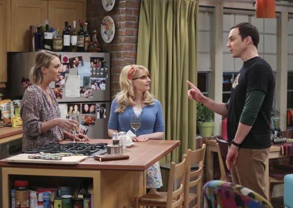 Bild 1 von 15: Da Sheldon (Jim Parsons, r.) beschlossen hat, mit Amy ihren Geburtstag zu feiern, braucht er Hilfe von Penny (Kaley Cuoco, l.) und Bernadette (Melissa Rauch, r.) für das richtige Geschenk ...