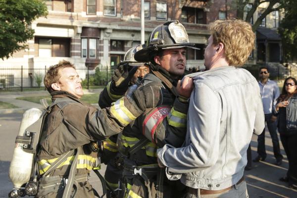 Bild 1 von 5: (l-r) Jesse Spencer as Matthew Casey, Eamonn Walker as Battalion Chief Wallace Boden, Taylor Kinney as Kelly Severide -- (Photo by: Elizabeth Morris/NBC)
