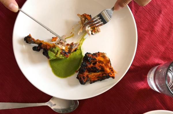 Bild 1 von 4: Tandoori-Chicken, ein Klassiker der indischen Küche: In Jaipur bereitet Suraj das Hühnchen mit Reis und einer leckeren Soße aus Joghurt, Minze und Piment zu.