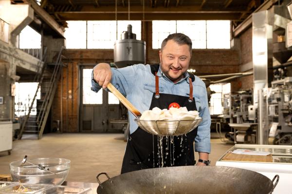 Bild 1 von 6: Sebastian Lege baut in seiner Werkstatt Krabbenchips nach. Beim Frittieren verdoppelt sich das Volumen der günstigen Vorspeise.