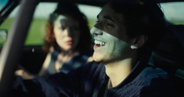 Bild 1 von 3: Auf der Fahrt zu einer weiteren Buchvorstellung kommt es zwischen Fina (Frieda Barnhard) und Momo (Shahine El-Hamus) zu einem Konflikt, der Momo amüsiert.