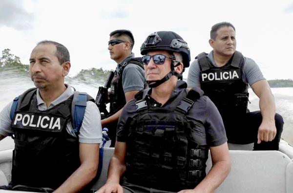 Bild 1 von 3: Der Gouverneur Javier Buitrón (2.v.r.) begleitet eine Spezialeinheit bei einer Patrouille entlang der Flussgrenze zwischen Ecuador und Kolumbien.