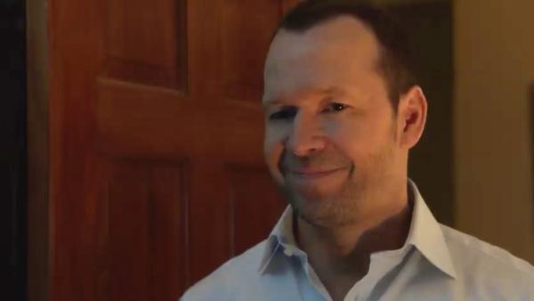 Bild 1 von 6: Nach einer Aussprache mit seiner Frau, versucht Danny (Donnie Wahlberg), sich mehr Zeit für seine Familie zu nehmen und erfährt, dass sein Sohn verliebt ist. Gelingt es auch Danny, die Liebe zu Linda (Amy Carlson) neu zu entfachen?
