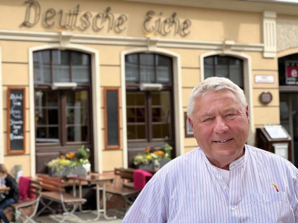 Bild 1 von 7: Dietmar Holzapfel vor der Deutsche Eiche.