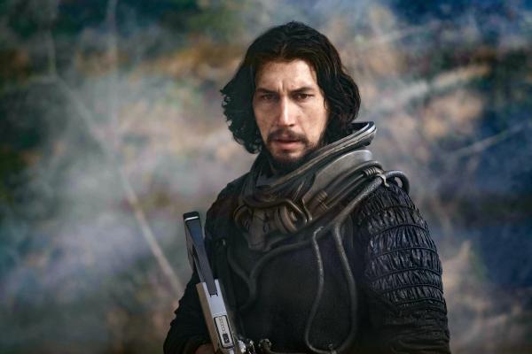 Bild 1 von 4: Der Astronaut Mills (Adam Driver) hat die unglückliche Raumfahrtmission angetreten, um Geld für eine Therapie seiner kranken Tochter zu verdienen.