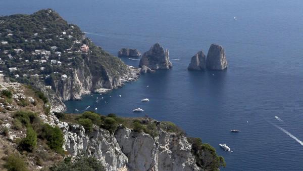 Bild 1 von 1: Im Bild: In der Bucht von Neapel liegen wunderschöne Inseln, von denen die bekannteste das mythische Capri ist.