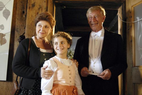 Bild 1 von 12: Im Bild: Lisbeth (Monika Baumgartner, li.) und Lilli (Ronja Forcher, mi.) haben sich für einen Opernabend mit Roman (Siegfried Rauch, re.) herausgeputzt.