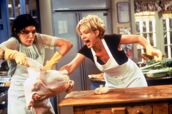 Bild 1 von 2: Thanksgiving: Dharma hat wieder einmal eine ganz verrückte Idee. Sie plant ein großes Thanksgiving-Dinner - zusammen mit Eltern und Schwiegereltern. Greg ist klar, dass ein solches Unterfangen nur schief gehen kann. Beim Kochen wird es Dharma schlecht. Plötzlich glauben alle, sie sei schwanger...