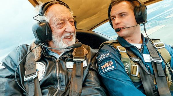 Bild 1 von 9: Dieter Hallervorden (links) mit Pilot Nico Niebergall (rechts) in einem Kunstflugzeug über Dessau.