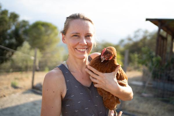 Bild 1 von 2: Christin mit ihren Tieren.