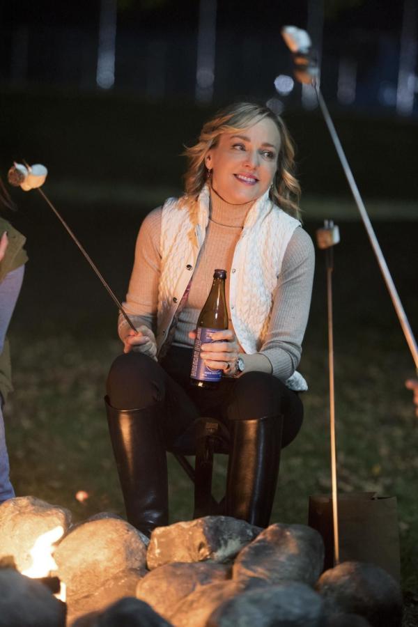 Bild 1 von 19: Kavanaghs Bewohner scheinen alle auf die dominante und tratschsüchtige Joyce Magruder, die Spiegeljury dieses Falls, zu hören. Also soll sich Marissa (Geneva Carr) mit ihr anfreunden, um so auch die anderen zu erreichen. Doch lässt sich Joyce wirklich so einfach täuschen?