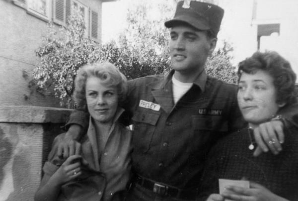 Bild 1 von 4: Im Bild: Rock´n Roll Star und Sexsymbol Elvis Presley. Von 1958 bis 1960 verdreht er deutschen Frauen den Kopf. Er ist im hessichen Friedberg Soldat in einer Panzerdivison.