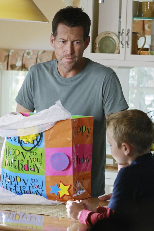 Bild 1 von 37: Mike (James Denton, l.) entdeckt, dass Katherine seinen Sohn (Mason Vale Cotton, r.) gegen Susan zu beeinflussen versucht und droht ihr. Als er ihr sagt, dass er sie nie geliebt hat, will sie sich rächen ...
