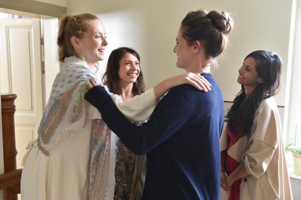 Bild 1 von 13: Pheline (l.), Emily (2.v.r.) und Collien (r.) besuchen heimlich einen Masturbastionskurs bei Jana (2.v.l.), doch plötzlich stehen ihre Jungs auf der Matte und wollen mitmachen ...