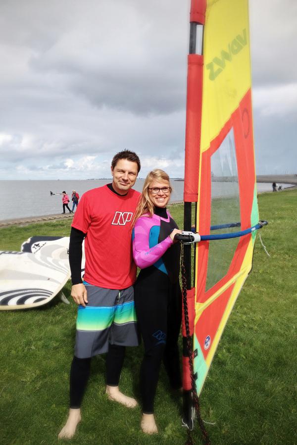 Bild 1 von 1: Die Reporter Esther Brandt (rechts) und André Gatzke (links) erkunden in Niedersachsen auch die Nordseeküste, bei Windsurf-Wetter.