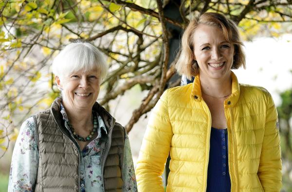 Bild 1 von 3: Anna Lena Dörr (re.) und Waltraud Feuerpfeil (li.).