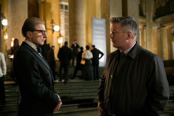 Bild 1 von 16: Alan Hunley (Alec Baldwin, r.) ist sich bewusst, dass der Premierminister in Gefahr schwebt, da dieser als einziger den milliardenschweren USB-Stick entschlüsseln kann. Doch wird er auch Atlee (Simon McBurney, l.) davon überzeugen können?