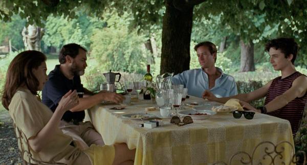 Bild 1 von 4: (v.l.n.r.) Annella Pearlman (Amira Casar); Mr. Perlman (Michael Stuhlbarg); Oliver (Armie Hammer); Elio (Timothée Chalamet)