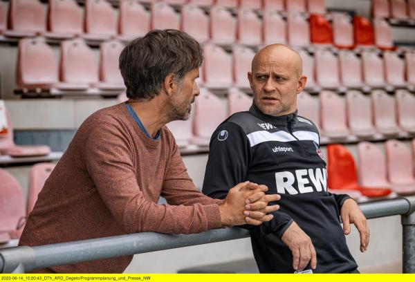Bild 1 von 8: Paul (Christoph Maria Herbst) vertraut seinem Kumpel Theo (Jürgen Vogel, rechts).