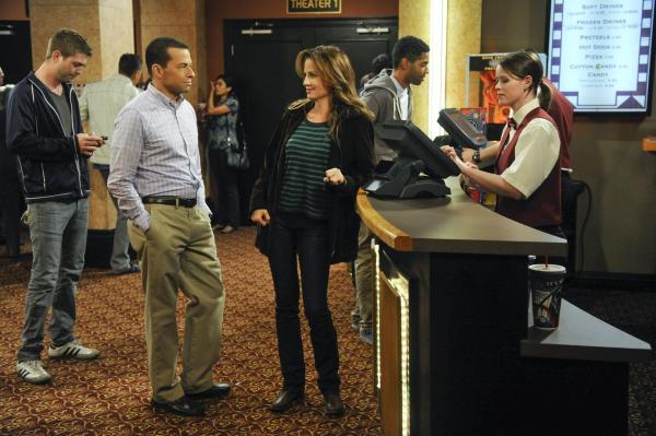 Bild 1 von 23: Alan (Jon Cryer, vorne l.) hat eine neue Freundin, doch Paula (Paula Marshall, vorne M.), behandelt ihn eher wie eine Frau und nicht wie einen Mann. Kommt Alan damit klar?