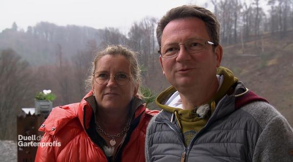 Bild 1 von 8: Vor dem Haus von Familie Bremicker soll aus einer Schotterfläche ein Garten entstehen. Die leidenschaftlichen Wintersportler wünschen sich, dass ihre vorhandene Ski-Gondel ins Konzept eingebunden wird. Frank Egger und René Pütz treten zu diesem Duell der Gartenprofis an. Im Bild: Frau und Herr Bremicker