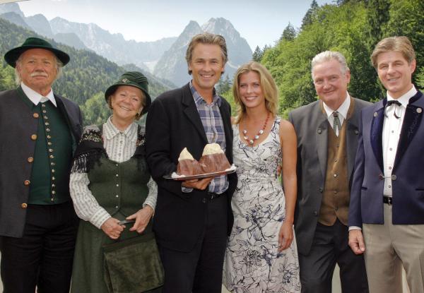 Bild 1 von 19: Karl Sailer (Timothy Peach, 3. von links) ist mit seiner Frau Christa (Valerie Niehaus, 3. von rechts) auf den Hof seines Vaters Josef (Franz Buchrieser, links) und seiner Mutter Hedwig (Enzi Fuchs) gezogen. Sein früherer Meister Alois Markreiter (Christian Hoening, 2. von rechts), Besitzer einer Schokoladenmanufaktur in Garmisch, hat ihm einen neuen Job angeboten. Reinhold Bolz (Horst Kummeth, rechts), ein Freund aus Jugendtagen, unterbreitet Karl ein unmoralisches Angebot.