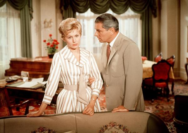 Bild 1 von 1: Im Bild: Waltraut Haas (Marianne), Rudolf Prack (Hofrat Geiger).