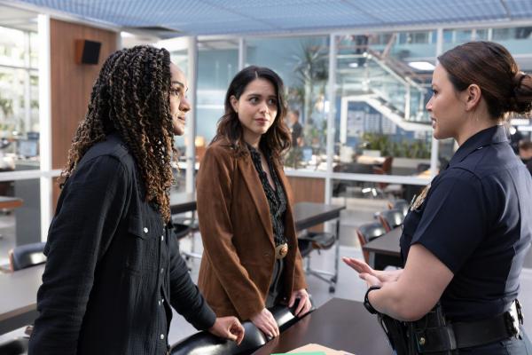 Bild 1 von 3: Detective Harper (Mekia Cox, l.) und Detective Lopez (Alyssa Diaz, M.) planen Lucy (Melissa O'Neil, r.) als undercover Kindermädchen in das Haus des berüchtigten Geldwäschers Bautista einzuschleusen, um in seinem innersten Kreis geheime Informationen zu sammeln.