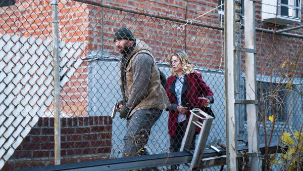 Bild 1 von 6: Stupe (Dave Bautista, l.); Lucy (Brittany Snow, r.)