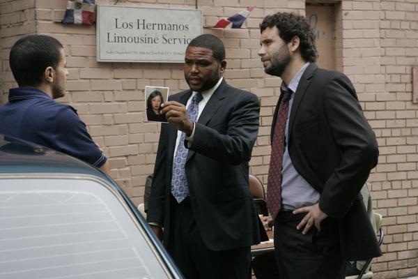 Bild 1 von 5: (l-r) Ramses Jimenez as Nestor Maldonado, Anthony Anderson as Det. Kevin Bernard, Jeremy Sisto as Det. Cyrus Lupo -- NBC