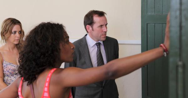 Bild 1 von 6: Megan Talbot (Miranda Raison, l.), Camille (Sara Martins, M.) und DI Richard Poole (Ben Miller, r.).