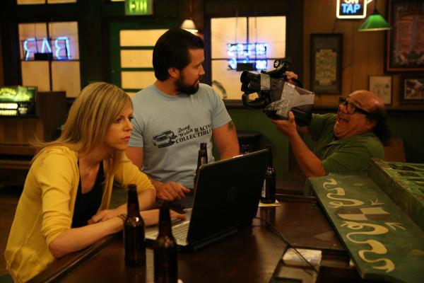 Bild 1 von 8: (v.l.n.r.) Dee Reynolds (Kaitlin Olson); Mac (Rob McElhenney); Frank Reynolds (Danny DeVito)