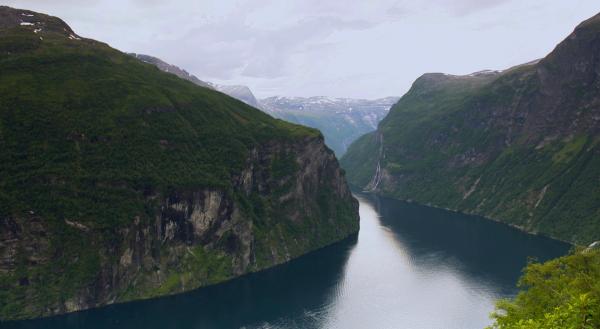 Bild 1 von 4: Flankiert von 1700 Meter hohen Bergen gilt der Geiranger als spektakulärster unter den über 1000 Fjorden.