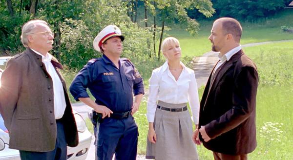 Bild 1 von 1: Im Bild (v.li.): Franz Buchrieser (Peter von Gradenberg), Christian Pogats (Polizist), Eva Herzig (Katharina Lenz), Juergen Maurer (Josef Wagner).