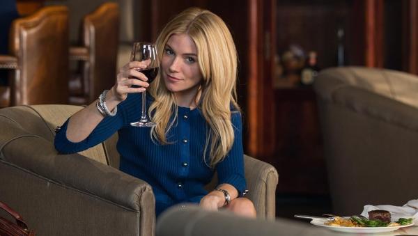 Bild 1 von 11: Als Chefin hat es Chuck Portnoy (Sienna Miller) ganz schön in sich und treibt Dan Trunkman in den Wahnsinn, so dass dieser kündigt und beschließt seine eigene Firma zu gründen ...