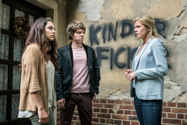Bild 1 von 5: (v.l.n.r.) Olivia Fareedi (Nilam Farooq); Tom Kowalski (Steffen Schroeder); Ina Zimmermann (Melanie Marschke)