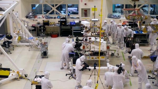 Bild 1 von 6: Hightech im Einsatz: Detektoren und neue Experimente sollen helfen, die Herkunft kosmischer Strahlen und ihre Wirkung auf den Menschen besser zu verstehen.