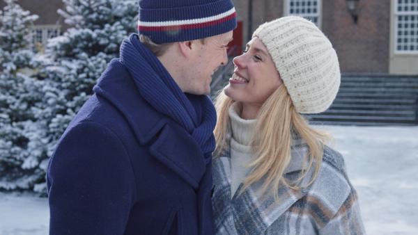 Bild 1 von 5: Maxima (Delfina Chaves) und Alex (Martijn Lakemeier) finden ihr Glück in Den Haque.