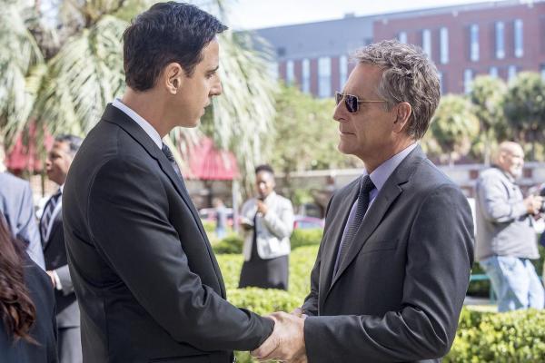 Bild 1 von 15: Auf Alisas Beerdigung schwört Pride (Scott Bakula, r.) sich an Garcia (Julian Acosta, l.) zu rächen - koste es, was es wolle ...