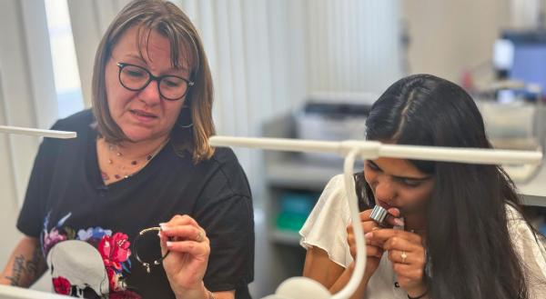 Bild 1 von 1: Gold oder Nippes? Iris und Riti prüfen und sortieren Schmuck für die bald anstehende Auktion.