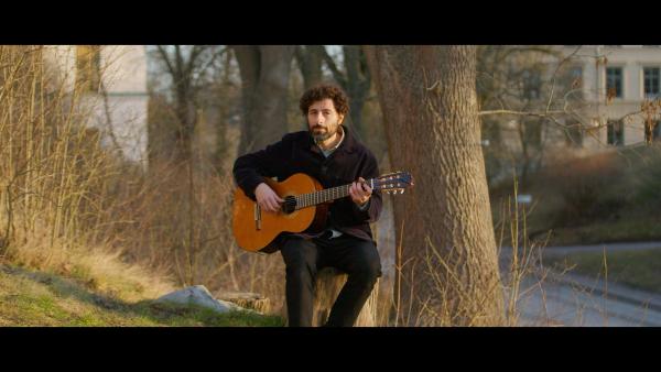 Bild 1 von 4: Bei Sonnenuntergang singt José González vor dem Museum ein Lied in der spanischen Muttersprache seiner Eltern. Diese waren 1976 vor dem Militärputsch in Argentinien nach Schweden geflohen.