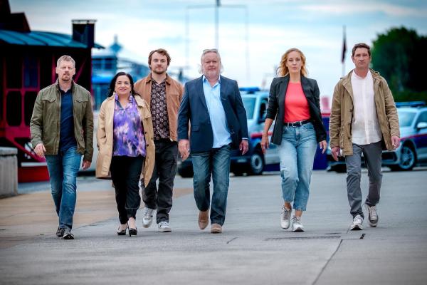 Bild 1 von 28: Im Bild (v.li.): Martin Gruber (Max Herzog), Maria Happel (Franziska Beck), Max Fischnaller (Julius Rubatsch), Gregor Seberg (Helmuth Nowak), Lilian Klebow (Penny Lanz), Andreas Kiendl (Klaus Lechner),