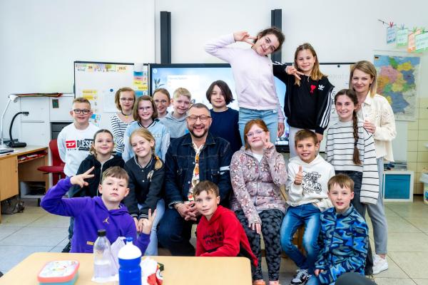 Bild 1 von 9: ZDFbesseresser Sebastian Lege inmitten von Kindern der Klasse 4a der Wilhelm-Lehmbruck Grundschule in Dorsten