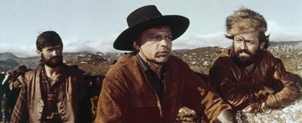 Bild 1 von 8: Colonel Brinkley (Herbert Lom, M.) setzt alles daran, den legendären Schatz im Silbersee zu seinem Eigentum zu machen ...