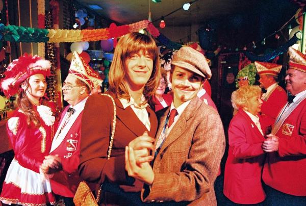 Bild 1 von 17: Die Narren sind los: Sandra (Rebecca Immanuel, r.) und Felix (Christoph M. Ohrt, l.) in Partylaune ...