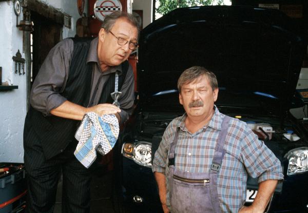 Bild 1 von 17: In ihrer Liebe zu alten Autos vereint: Günther (Wolfgang Winkler, rechts) und Erwin (Jaecki Schwarz).