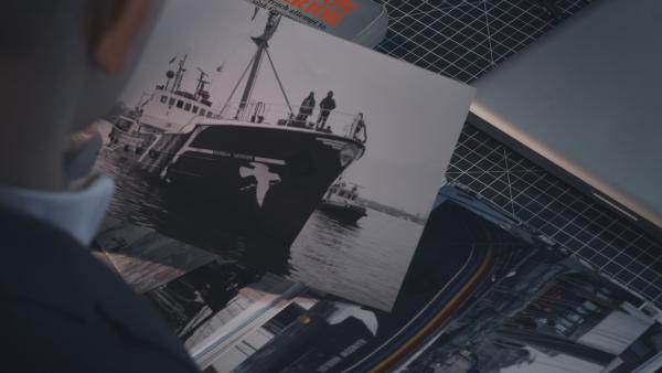 Bild 1 von 2: Französische Geheimagenten bringen das Flaggschiff von Greenpeace zum Sinken.